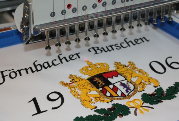 Bestickung sein kleiner und filigraner Logos und Bilder